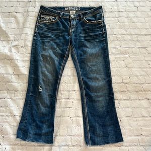 Hydraulic distressed cropped jean